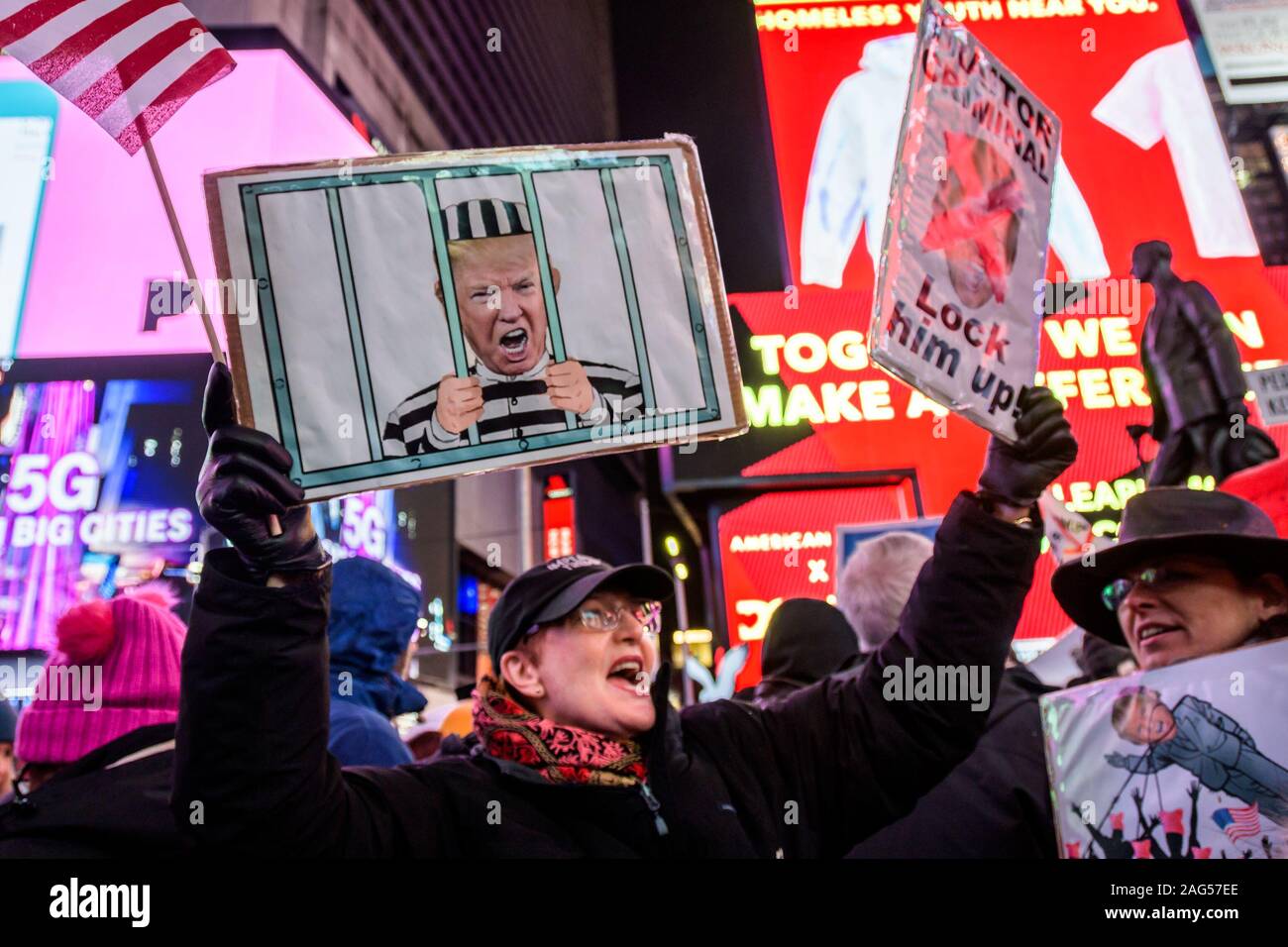 New York, USA. 25Th Dec 2019. La nuit avant que la Chambre des représentants adopte une voix sombre à attaquer Trump, des centaines de milliers d'Américains s'est joint à la ''Personne n'est au-dessus de la loi'' coalition à plus de 500 rallyes prévu dans le pays, invitant la Chambre à voter pour destituer le Président Donald Trump. Dans la ville de New York des milliers de manifestants sont descendus dans les rues, rassemblant le 17 décembre 2019 au père Duffy Square à Times Square, et marchaient sur Broadway à Union Square. Crédit : Erik McGregor/ZUMA/Alamy Fil Live News Banque D'Images