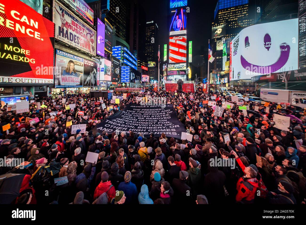 New York, USA. 25Th Dec 2019. La nuit avant que la Chambre des représentants adopte une voix sombre à attaquer Trump, des centaines de milliers d'Américains s'est joint à la ''Personne n'est au-dessus de la loi'' coalition à plus de 500 rallyes prévu dans le pays, invitant la Chambre à voter pour destituer le Président Donald Trump. Dans la ville de New York des milliers de manifestants sont descendus dans les rues, rassemblant le 17 décembre 2019 au père Duffy Square à Times Square, et marchaient sur Broadway à Union Square. Crédit : Erik McGregor/ZUMA/Alamy Fil Live News Banque D'Images
