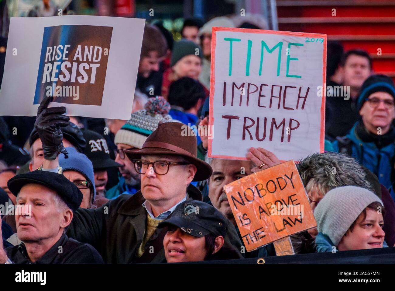 New York, USA. 25Th Dec 2019. La nuit avant que la Chambre des représentants adopte une voix sombre à attaquer Trump, des centaines de milliers d'Américains s'est joint à la ''Personne n'est au-dessus de la loi'' coalition à plus de 500 rallyes prévu dans le pays, invitant la Chambre à voter pour destituer le Président Donald Trump. Dans la ville de New York des milliers de manifestants sont descendus dans les rues, rassemblant le 17 décembre 2019 au père Duffy Square à Times Square, et marchaient sur Broadway à Union Square. Crédit : Erik McGregor/ZUMA/Alamy Fil Live News Banque D'Images