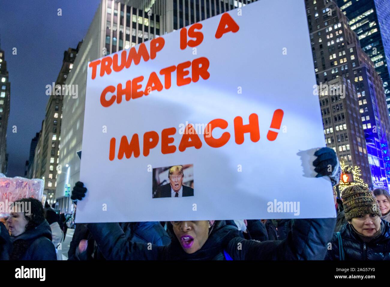 New York, USA. 25Th Dec 2019. La nuit avant que la Chambre des représentants adopte une voix sombre à attaquer Trump, des centaines de milliers d'Américains s'est joint à la ''Personne n'est au-dessus de la loi'' coalition à plus de 500 rallyes prévu dans le pays, invitant la Chambre à voter pour destituer le Président Donald Trump. Dans la ville de New York des milliers de manifestants sont descendus dans les rues, rassemblant le 17 décembre 2019 au père Duffy Square à Times Square, et marchaient sur Broadway à Union Square. Crédit : Erik McGregor/ZUMA/Alamy Fil Live News Banque D'Images