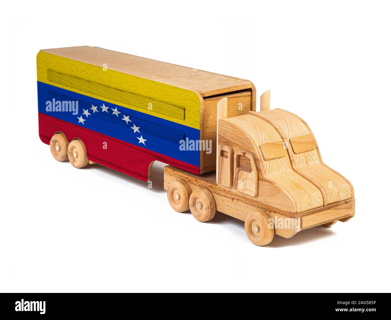 Close-up d'un camion jouet en bois peint avec un drapeau national du Venezuela. Le concept d'exportation-importation, transport, livraison de marchandises nationales Banque D'Images