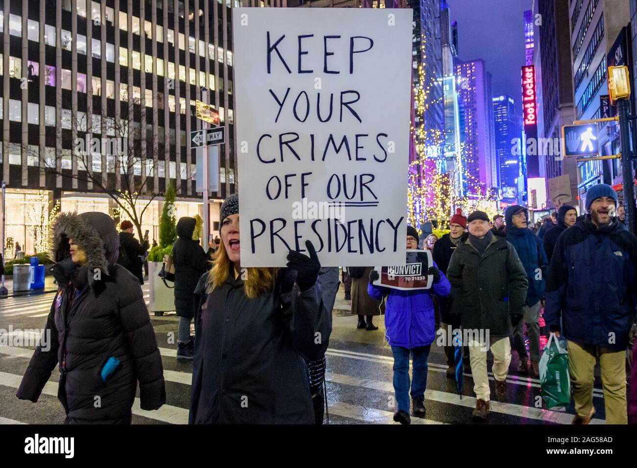 New York, USA. 25Th Dec 2019. La nuit avant que la Chambre des représentants adopte une voix sombre à attaquer Trump, des centaines de milliers d'Américains s'est joint à la ''Personne n'est au-dessus de la loi'' coalition à plus de 500 rallyes prévu dans le pays, invitant la Chambre à voter pour destituer le Président Donald Trump. Dans la ville de New York des milliers de manifestants sont descendus dans les rues, rassemblant le 17 décembre 2019 au père Duffy Square à Times Square, et marchaient sur Broadway à Union Square. Crédit : Erik McGregor/ZUMA/Alamy Fil Live News Banque D'Images