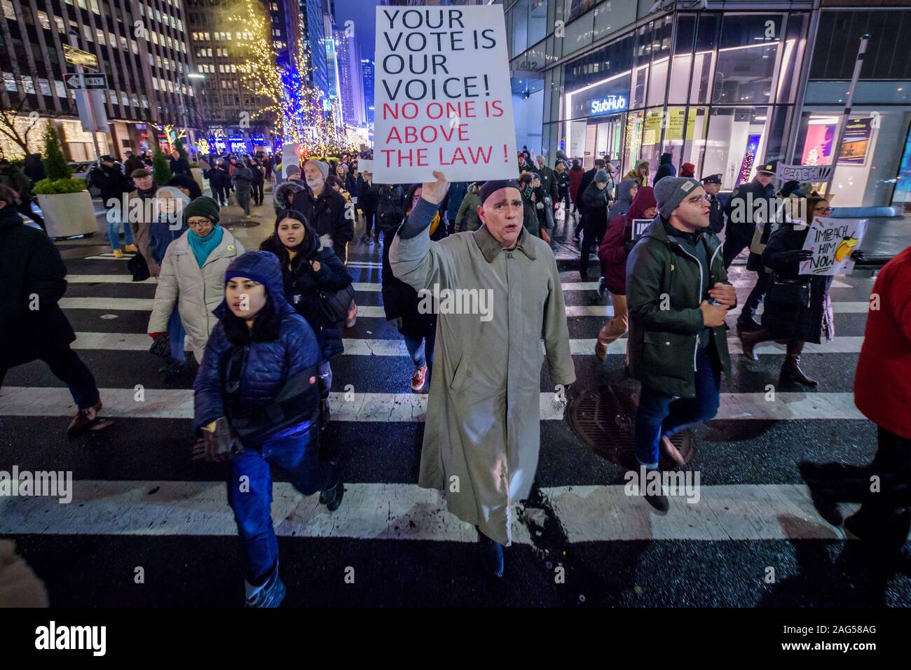 New York, USA. 25Th Dec 2019. La nuit avant que la Chambre des représentants adopte une voix sombre à attaquer Trump, des centaines de milliers d'Américains s'est joint à la ''Personne n'est au-dessus de la loi'' coalition à plus de 500 rallyes prévu dans le pays, invitant la Chambre à voter pour destituer le Président Donald Trump. Dans la ville de New York des milliers de manifestants sont descendus dans les rues, rassemblant le 17 décembre 2019 au père Duffy Square à Times Square, et marchaient sur Broadway à Union Square. Crédit : Erik McGregor/ZUMA/Alamy Fil Live News Banque D'Images