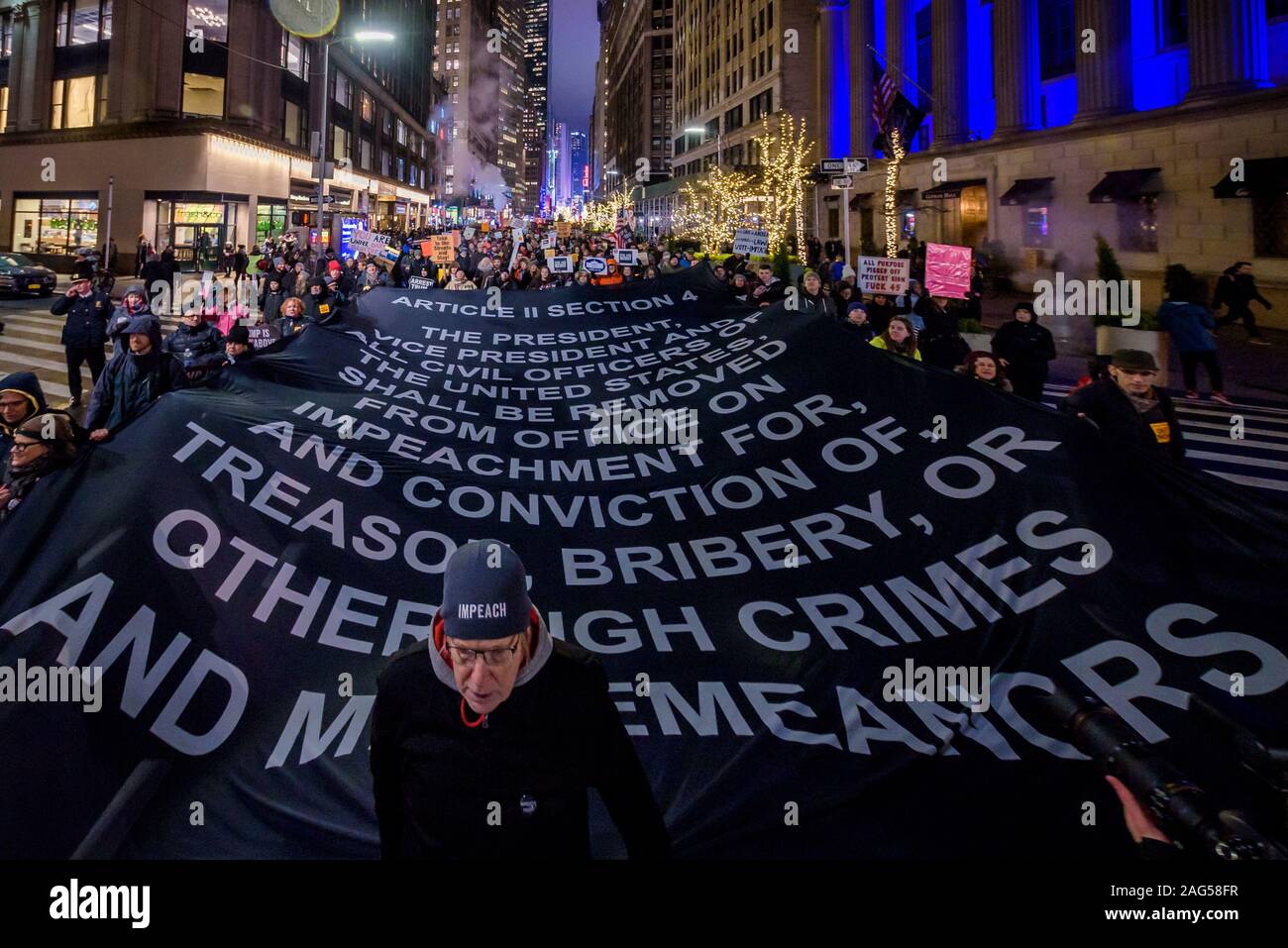 New York, USA. 25Th Dec 2019. La nuit avant que la Chambre des représentants adopte une voix sombre à attaquer Trump, des centaines de milliers d'Américains s'est joint à la ''Personne n'est au-dessus de la loi'' coalition à plus de 500 rallyes prévu dans le pays, invitant la Chambre à voter pour destituer le Président Donald Trump. Dans la ville de New York des milliers de manifestants sont descendus dans les rues, rassemblant le 17 décembre 2019 au père Duffy Square à Times Square, et marchaient sur Broadway à Union Square. Crédit : Erik McGregor/ZUMA/Alamy Fil Live News Banque D'Images