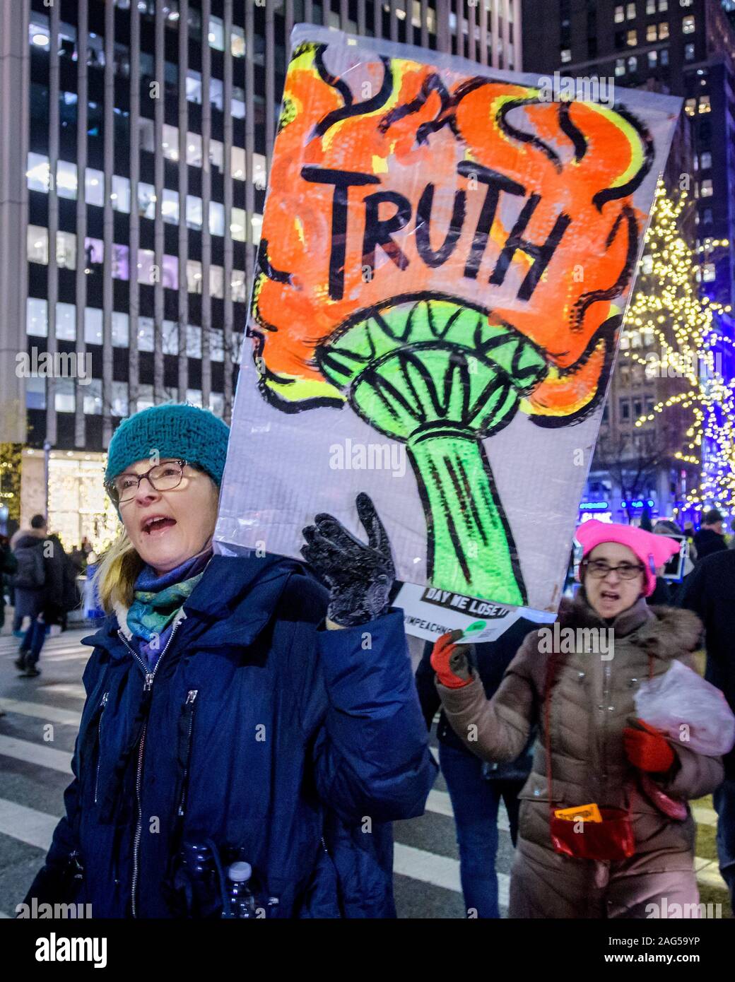 New York, USA. 25Th Dec 2019. La nuit avant que la Chambre des représentants adopte une voix sombre à attaquer Trump, des centaines de milliers d'Américains s'est joint à la ''Personne n'est au-dessus de la loi'' coalition à plus de 500 rallyes prévu dans le pays, invitant la Chambre à voter pour destituer le Président Donald Trump. Dans la ville de New York des milliers de manifestants sont descendus dans les rues, rassemblant le 17 décembre 2019 au père Duffy Square à Times Square, et marchaient sur Broadway à Union Square. Crédit : Erik McGregor/ZUMA/Alamy Fil Live News Banque D'Images