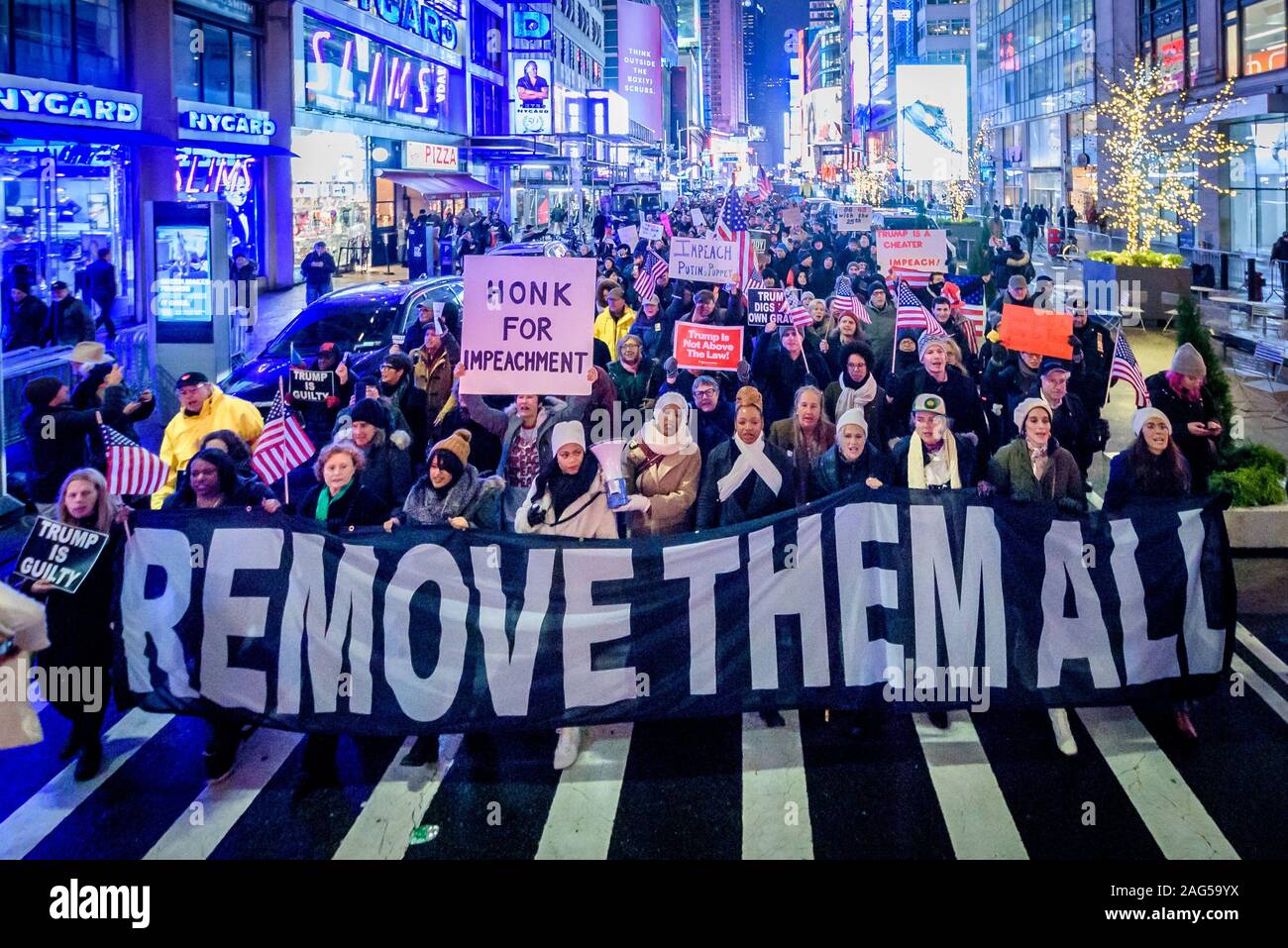 New York, USA. 25Th Dec 2019. La nuit avant que la Chambre des représentants adopte une voix sombre à attaquer Trump, des centaines de milliers d'Américains s'est joint à la ''Personne n'est au-dessus de la loi'' coalition à plus de 500 rallyes prévu dans le pays, invitant la Chambre à voter pour destituer le Président Donald Trump. Dans la ville de New York des milliers de manifestants sont descendus dans les rues, rassemblant le 17 décembre 2019 au père Duffy Square à Times Square, et marchaient sur Broadway à Union Square. Crédit : Erik McGregor/ZUMA/Alamy Fil Live News Banque D'Images