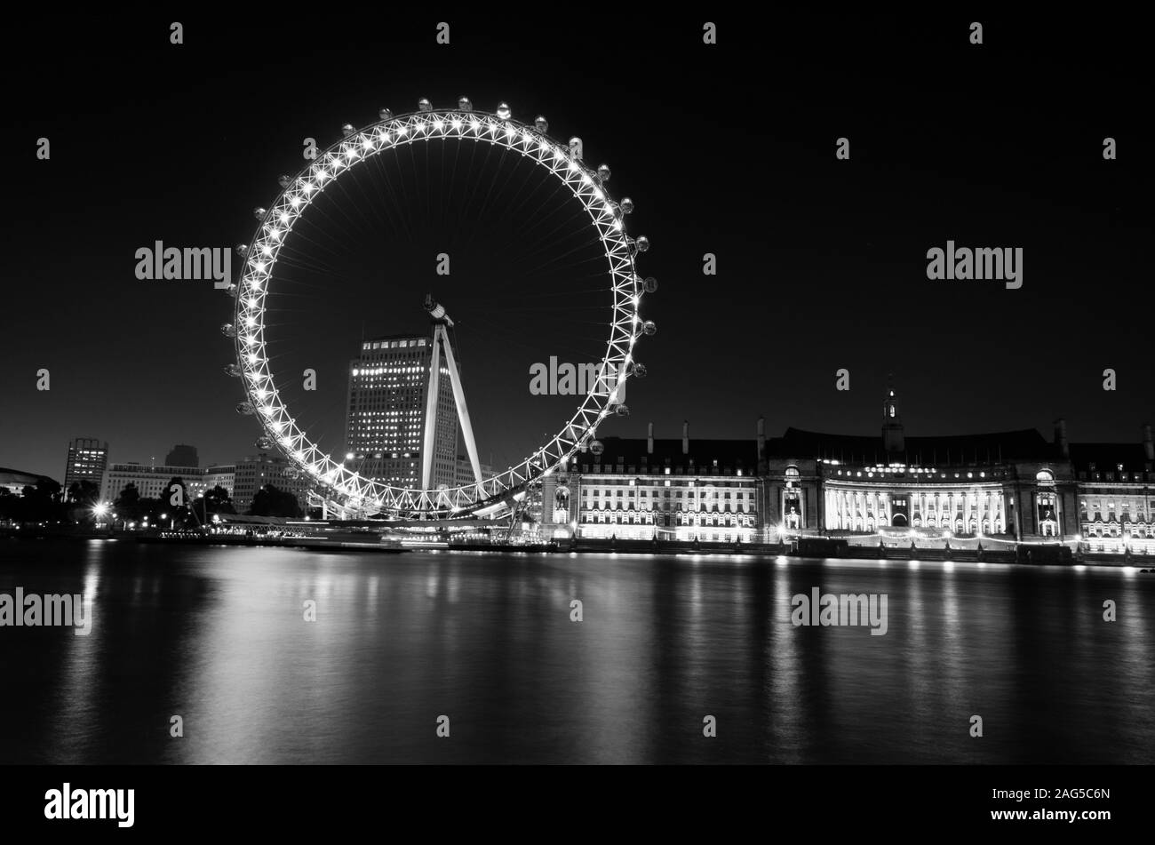 Belle photo d'une grande roue près des bâtiments de la ville n Londres en noir et blanc Banque D'Images