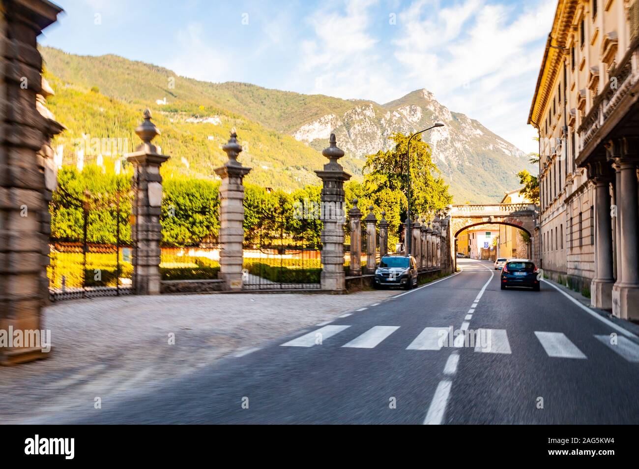 Lac de Garde, Lombardie, Italie - le 12 septembre 2019 : Scenic Route beltway panoramique autour du lac de Garde avec l'architecture médiévale, les petites villes et village Banque D'Images