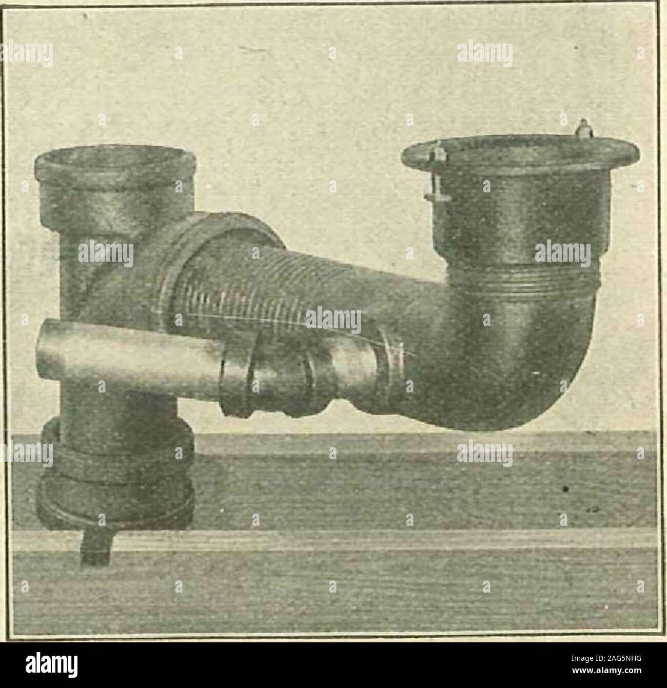 . Instructions pour l'installation de systèmes de plomberie moderne. ci-dessous le tuyau de vidange de thebathtub, et lorsque cette dernière pièce d'pipewith le coude à l'extrémité est vissé dans le coude de la rue en bas de l'drumtrap, vous avez terminé l'ébauche dans l'évacuation d'eau pour baignoire et lave-conservateur. Tuyaux de matchs il ne sera guère nécessaire d'entrer dans des thedetails supplypipes l'installation de l'dans cette installation, à l'exception d'appeler at-attention au fait que nous illustrons thelavatory avec les tuyaux d'alimentation à l'étage.Par conséquent, les tuyaux d'alimentation menant à thebathtub et wc Banque D'Images