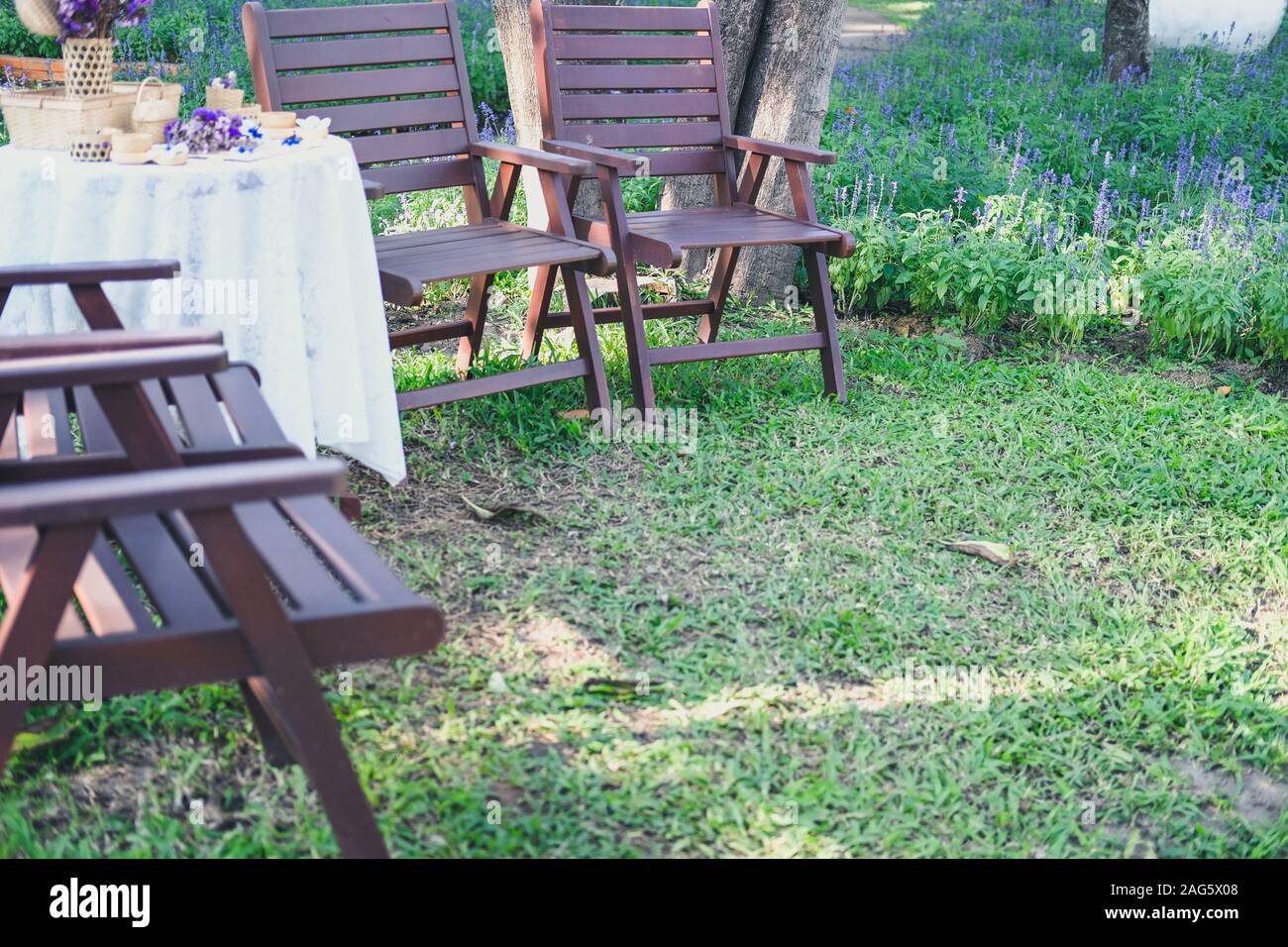 Chaise en bois en fleur pourpre jardin parc Banque D'Images