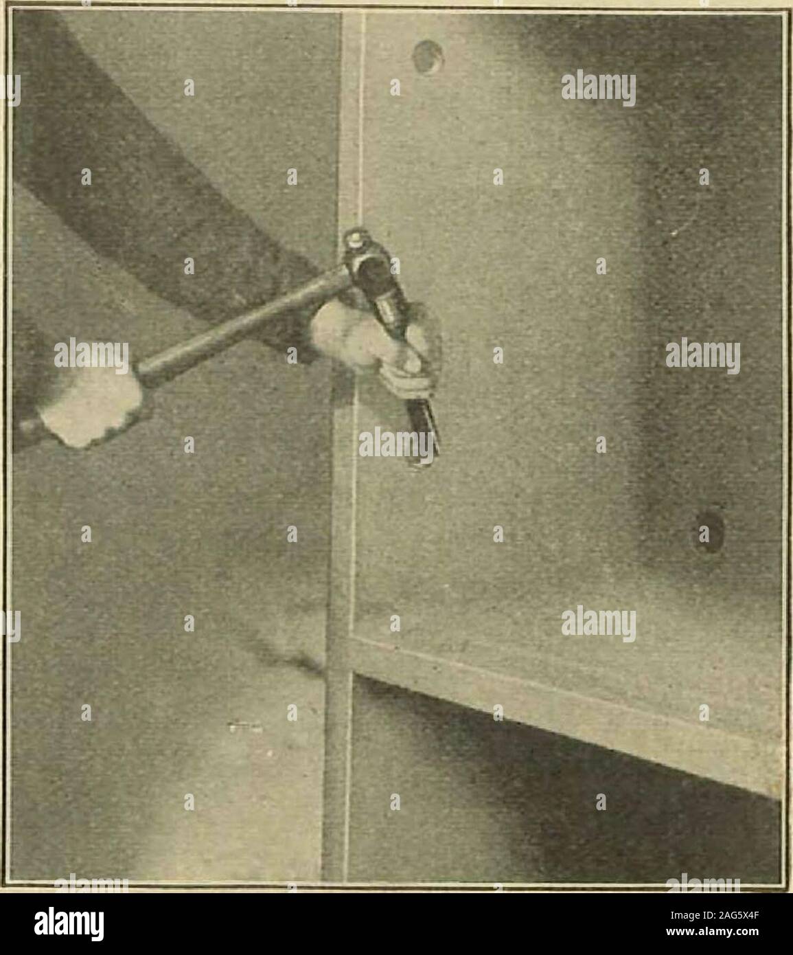 . Instructions pour l'installation de systèmes de plomberie moderne. e la baignoire sur ses jambes,avec précaution en veillant à ne pas frapper le pro-jet de déchets sur le fond, et glisser le wasteprojection dans le haut du piège à remous.Le bord supérieur du piège doit être withputty bordée de le rendre étanche. Le boulon de la baignoire par trapto les boulons courts qui viennent withit. Mettre les têtes des vis dans les slotson chaque côté de la connectique et le screwup écrous contre le piège. Les deux extranuts sont utilisés pour assurer le premier, de sorte qu'être therewill aucune chance possible pour eux. toloosen Si vous utilisez la compression (talon) laundryt Banque D'Images