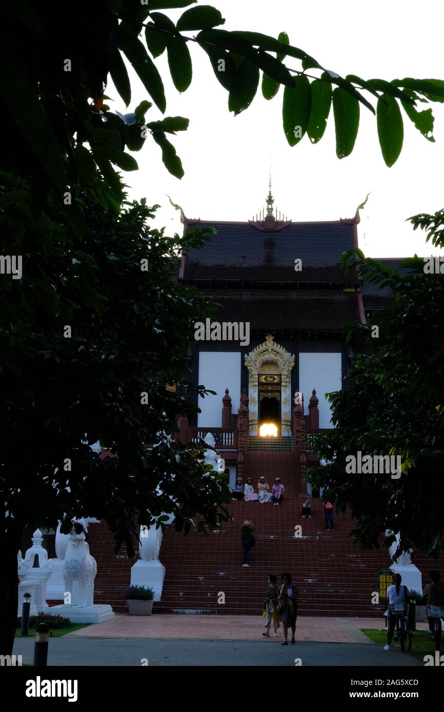 Chiang Mai, Thaïlande - 3 décembre 2019 : soirée lumière du soleil à travers royal pavilion porte dans royal park rajapruek qui en jardin botanique à Chiang Mai, Banque D'Images