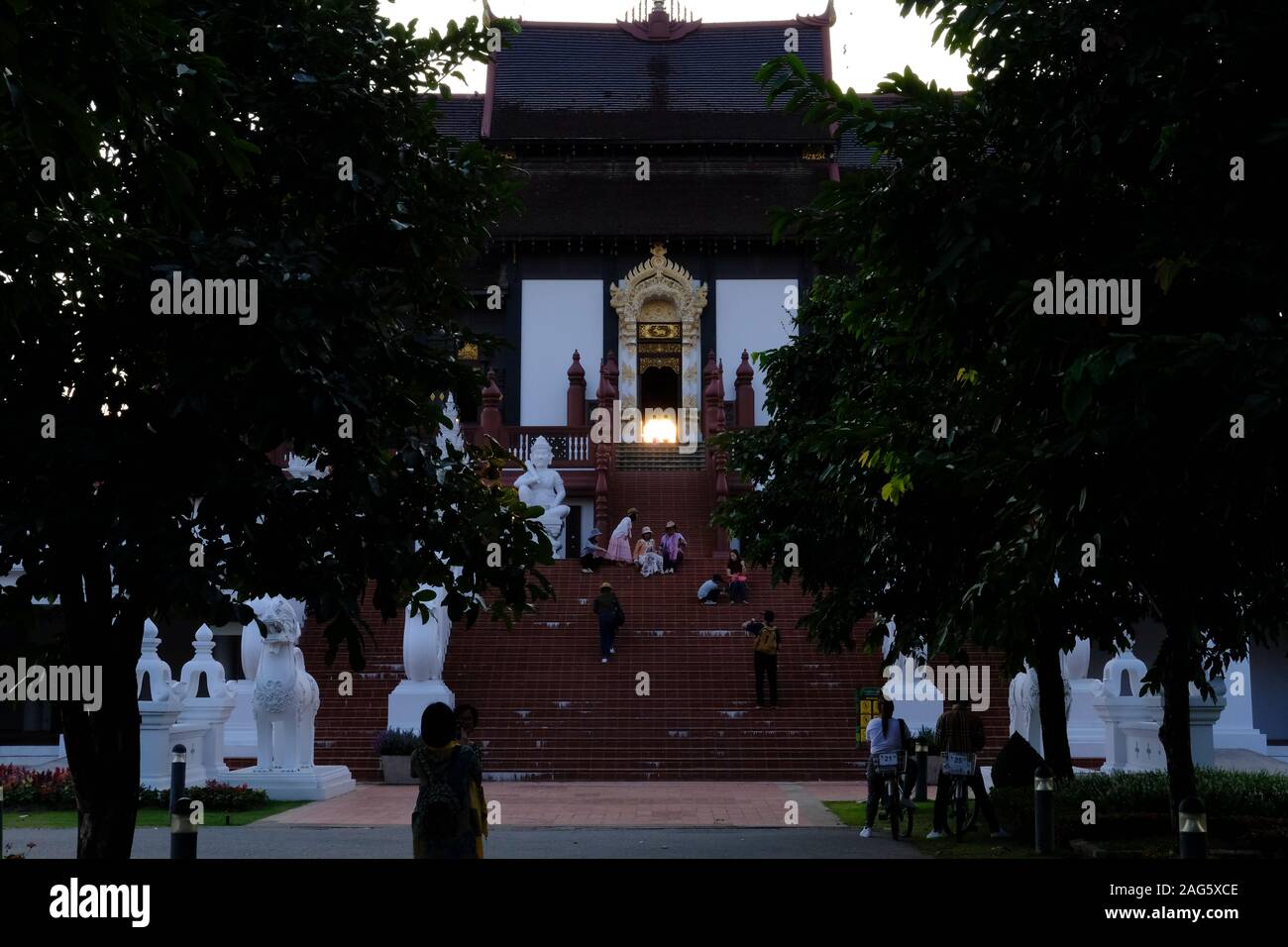 Chiang Mai, Thaïlande - 3 décembre 2019 : soirée lumière du soleil à travers royal pavilion porte dans royal park rajapruek qui en jardin botanique à Chiang Mai, Banque D'Images