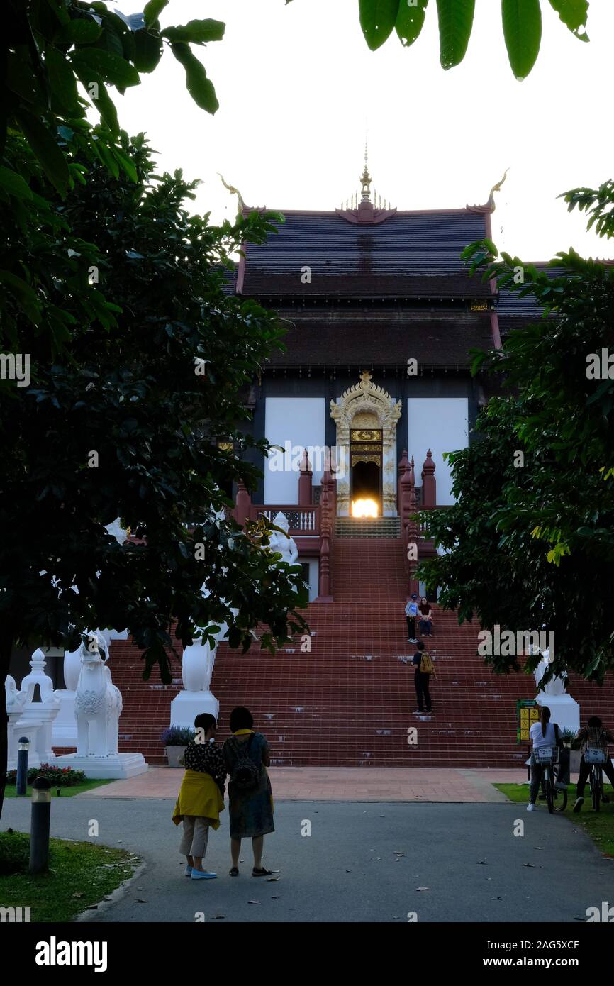 Chiang Mai, Thaïlande - 3 décembre 2019 : soirée lumière du soleil à travers royal pavilion porte dans royal park rajapruek qui en jardin botanique à Chiang Mai, Banque D'Images