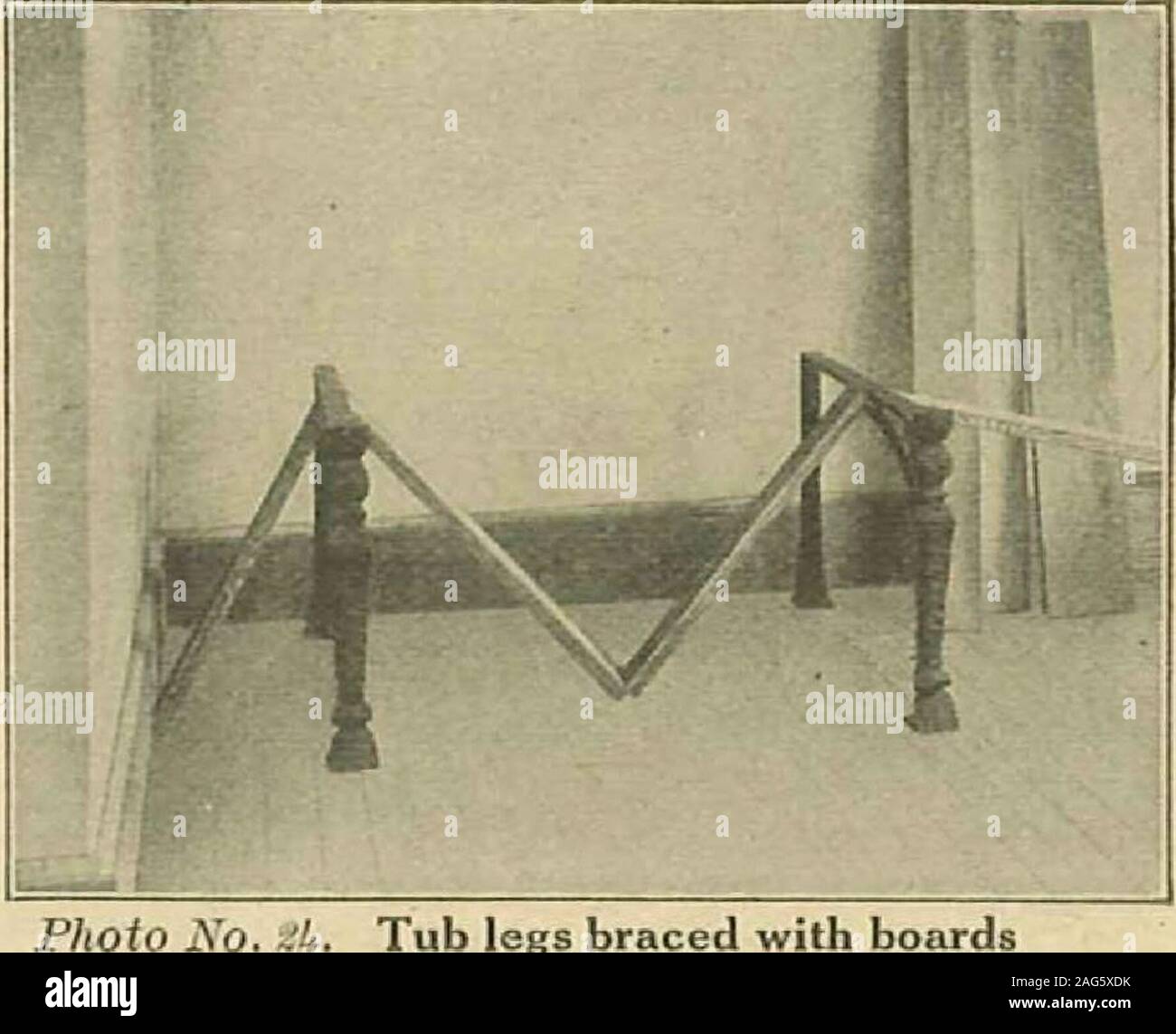 . Instructions pour l'installation de systèmes de plomberie moderne. fin du nickel sur le pipeextending drain en T en haut du sol. Serrer les écrous de raccord à trois upthe le tuyau de trop-plein, le tuyau de la crépine et le tuyau dans le sol.Puis fixer les tuyaux d'alimentation à l'faucetswith les écrous, et la baignoire est terminée. L'installation de la cuve à lessive notre description est pour la baignoire dans InstallationNo. 1, à la page 3. Les principes de l'thisinstallation sont corrects pour une cuve à lessive. La première chose à faire est de visser le tubtrap dans le raccord en t de drainage que nous assumehas déjà été installé pour prendre careo Banque D'Images