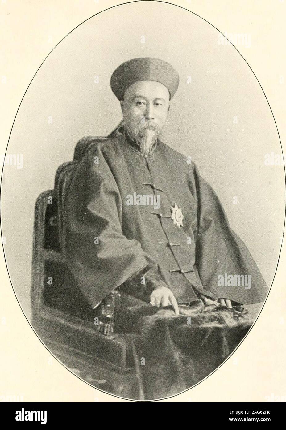 . Mémoires diplomatiques. ves le resultof détaillé de ma visite à Pékin : - Nous avons eu un voyage rapide en aval de la rivière, comme les pluies avaient madea courant fort. Pethick appelé ce matin tôt pour saythat le vice-roi était en grande plume, comme il avait un telegramfrom Peking en disant que le traité avait été ratifié par l'Em-peror le jour d'après ma conférence avec le Cabinet et qu'il m'a demandé de venir à l'Yamen dès que j'ai pu. WhenI est arrivé, le vice-roi m'a accueilli à la porte extérieure, reçu mewith grand plaisir et cordialité, et lorsque nous étions assis me hetold des empereurs ratification ; a dit qu'il avait entendu allab Banque D'Images