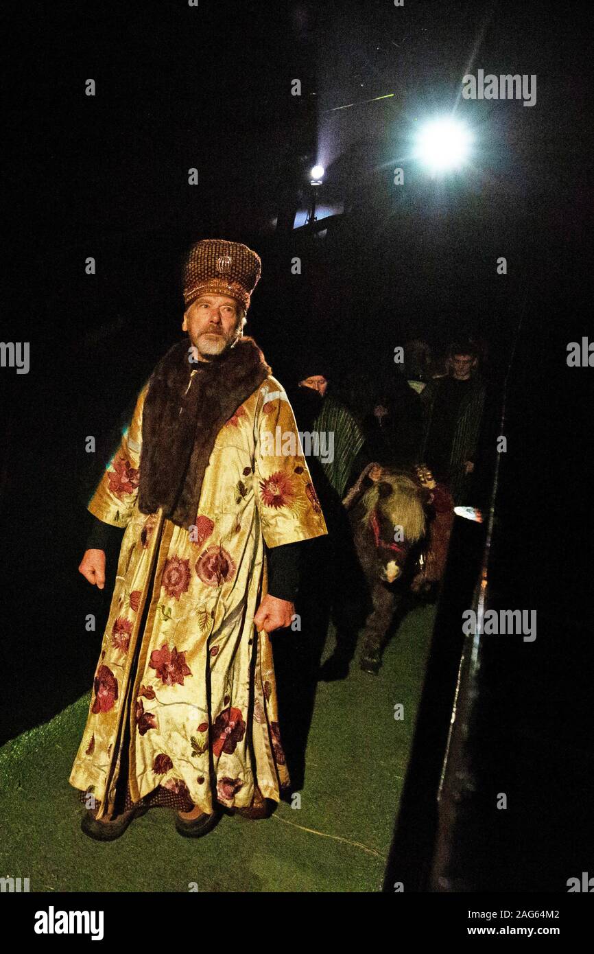 Un acteur vêtu comme un homme sage pendant la répétition générale pour la nativité du domaine Wintershall à Bramley, Surrey. Banque D'Images