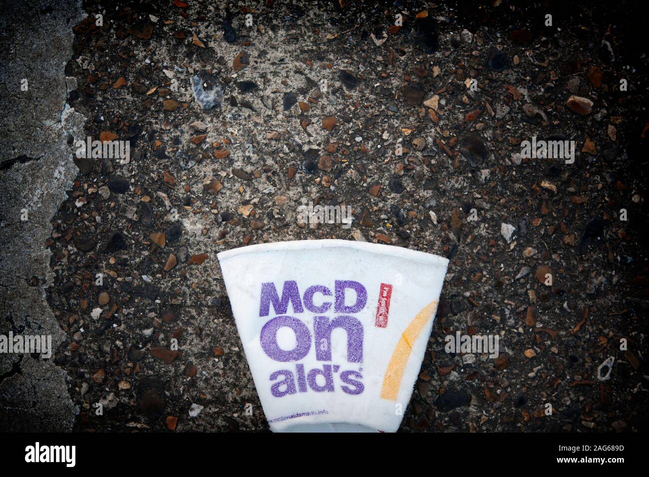Nous nous en laissa une tasse McDonalds au sol. Banque D'Images