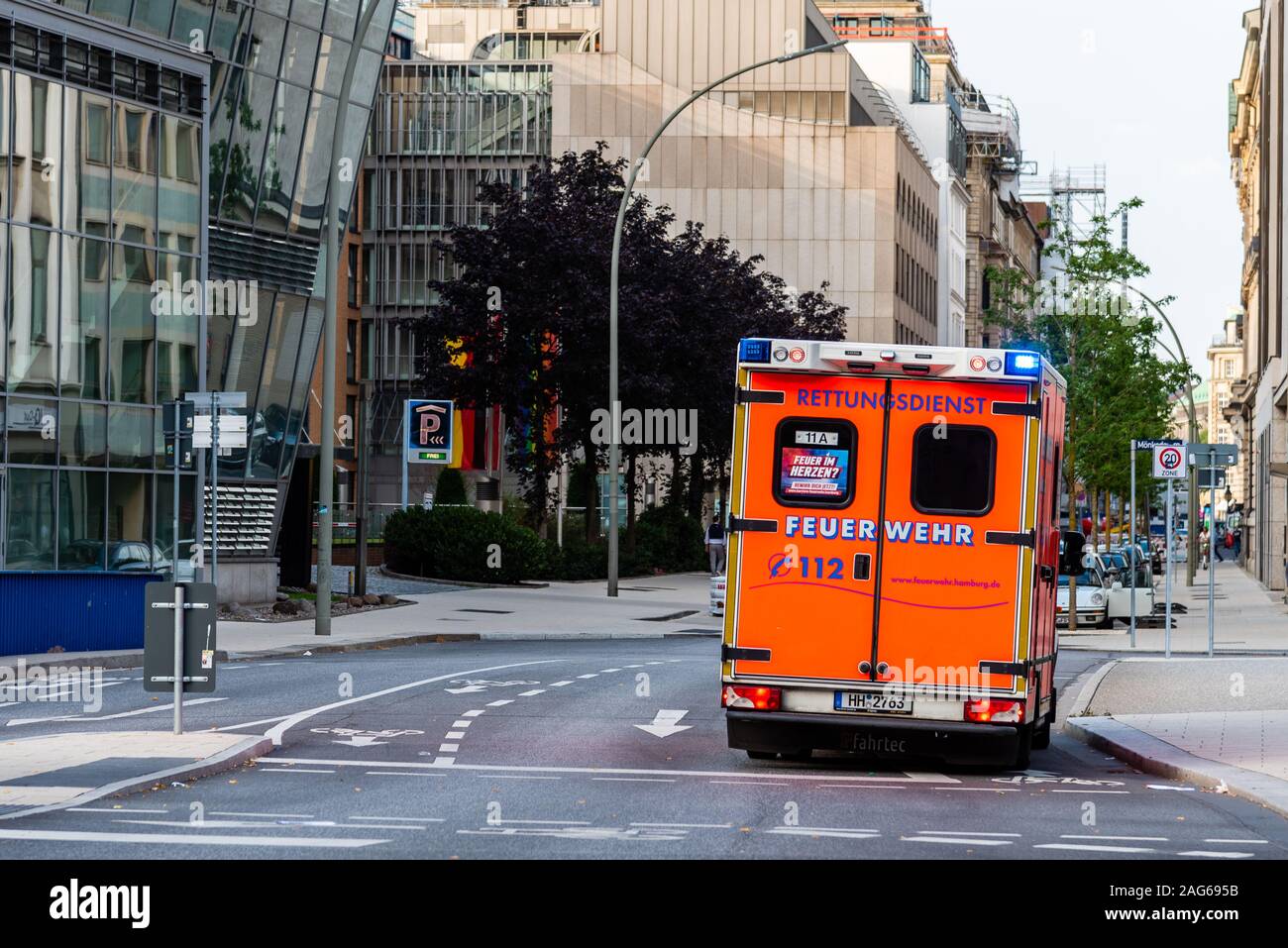 Hambourg, Allemagne - le 3 août 2019 : services médicaux d'urgence, Rettungsdienst, de pompiers, Feuerwehr, on city street Banque D'Images