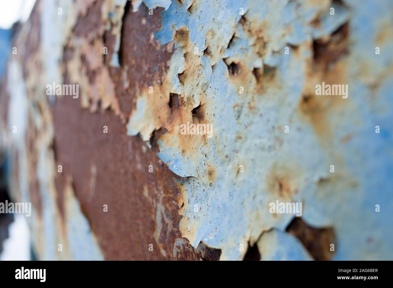 Gros plan de l'acier rouillé où la peinture bleue s'écaille. Banque D'Images