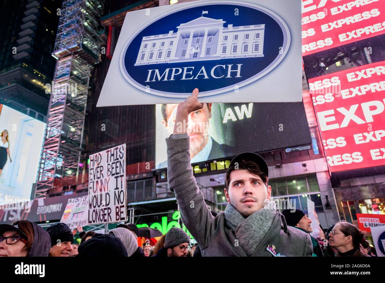 New York, USA. 25Th Dec 2019. La nuit avant que la Chambre des représentants adopte une voix sombre à attaquer Trump, des centaines de milliers d'Américains s'est joint à la ''Personne n'est au-dessus de la loi'' coalition à plus de 500 rallyes prévu dans le pays, invitant la Chambre à voter pour destituer le Président Donald Trump. Dans la ville de New York des milliers de manifestants sont descendus dans les rues, rassemblant le 17 décembre 2019 au père Duffy Square à Times Square, et marchaient sur Broadway à Union Square. Crédit : Erik McGregor/ZUMA/Alamy Fil Live News Banque D'Images