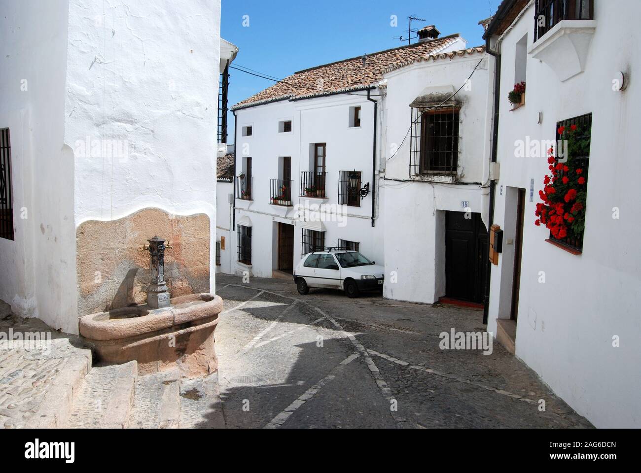 Fontaine d'eau potable sur le coin d'une rue de la vieille ville, Ronda, Province de Malaga, Andalousie, Espagne, Europe. Banque D'Images
