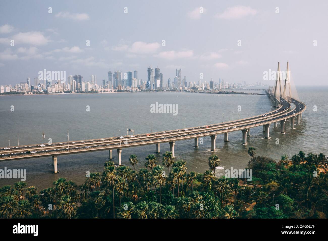 Prise de vue en grand angle de Bandra Worli sealink à Mumbai enveloppée avec brouillard Banque D'Images