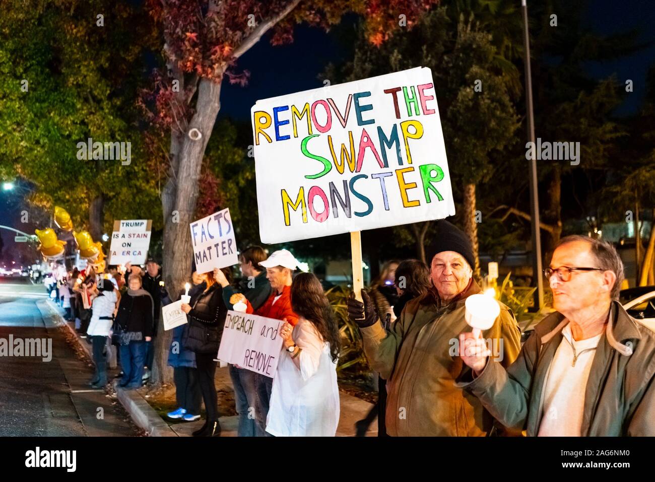 Dec 17, 2019 sur la montagne / CA / USA - Déposer le swamp monster signer soulevée à la veille d'impeachment Vigil manifestation tenue dans l'une des villes de San Franc Banque D'Images