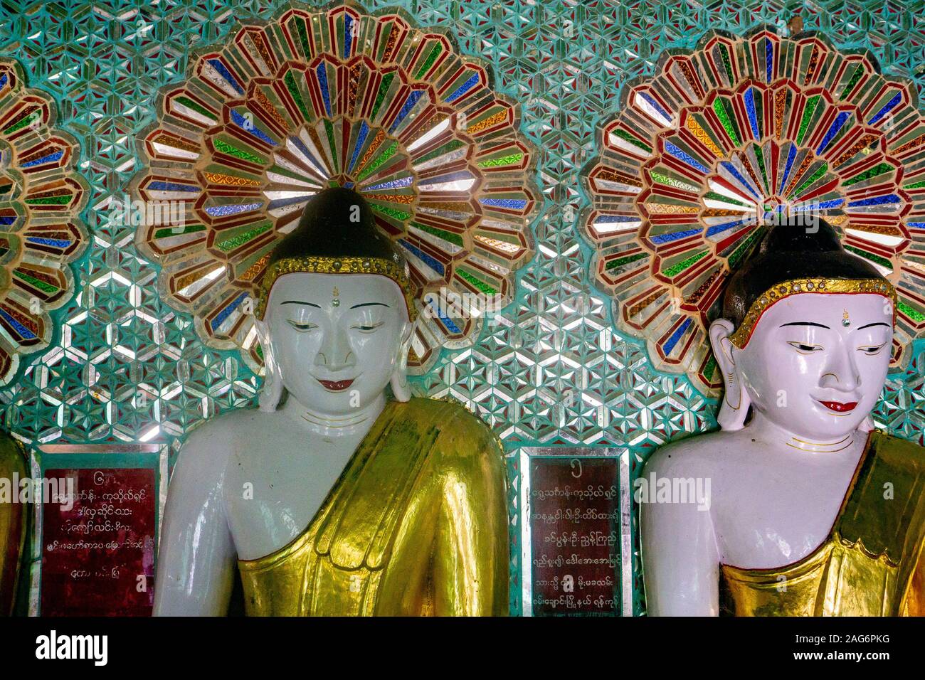 Les statues de Bouddha de la paroi de l'Umin Thonze Pagode, un monastère bouddhiste en Rhône-Alpes, sur l'Ayerwaddy, près de Mandalay en Birmanie, anciennement appelé Birmanie Banque D'Images