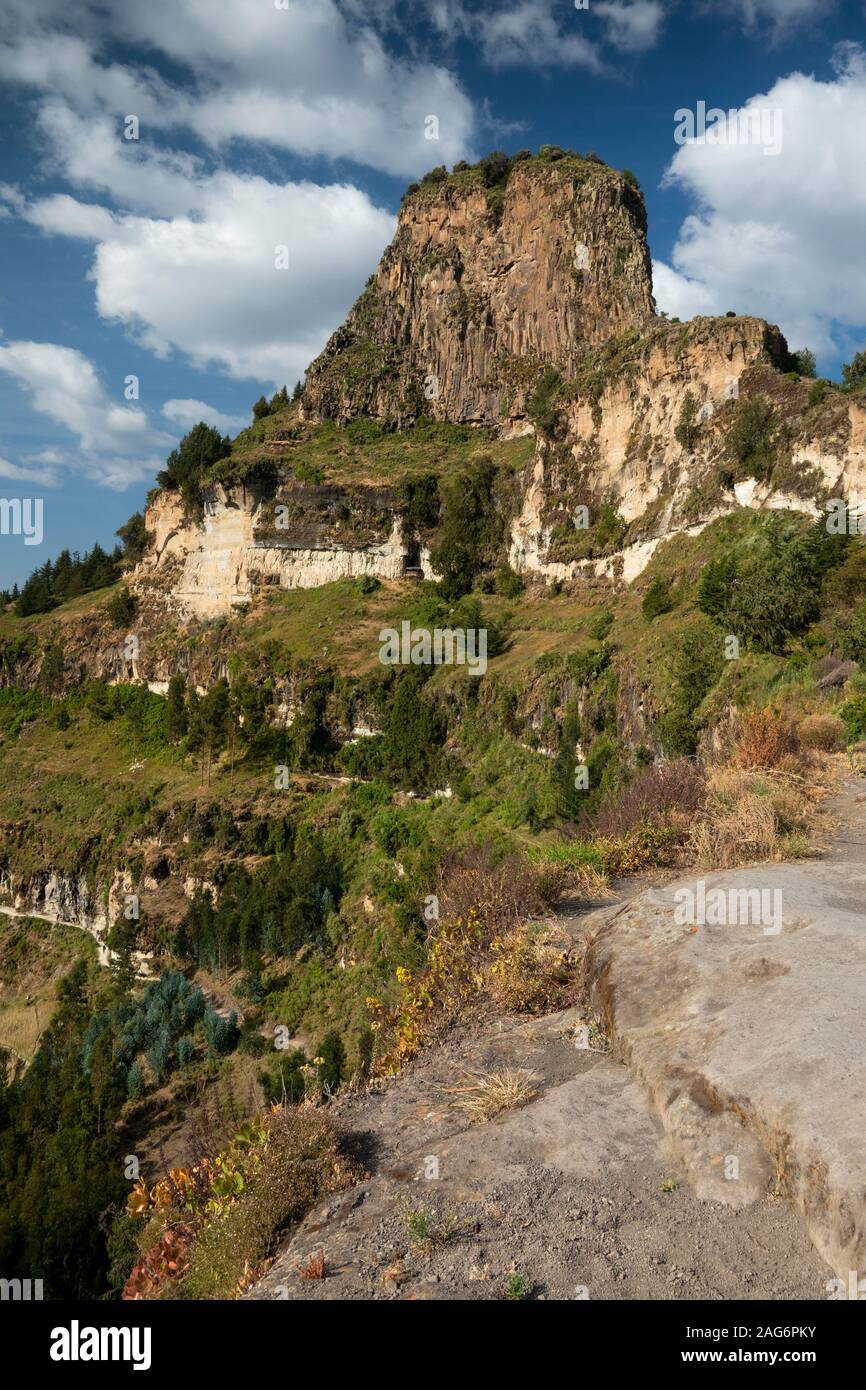 L'Éthiopie, l'Amhara, Lalibela, Mont Abouna Yosef, augmentation de la vue vers le bas pour chemin de montagne à Asheton Maryam monastère, l'un des plus élevés du pays | couvent Banque D'Images