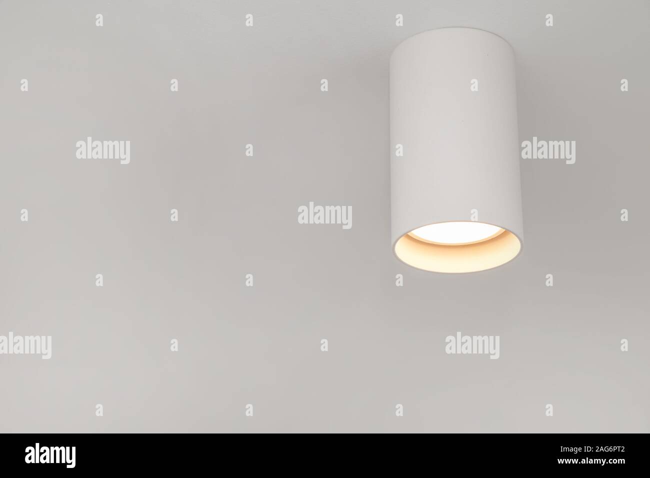 Spot de plafond blanc en forme de tube Photo Stock - Alamy