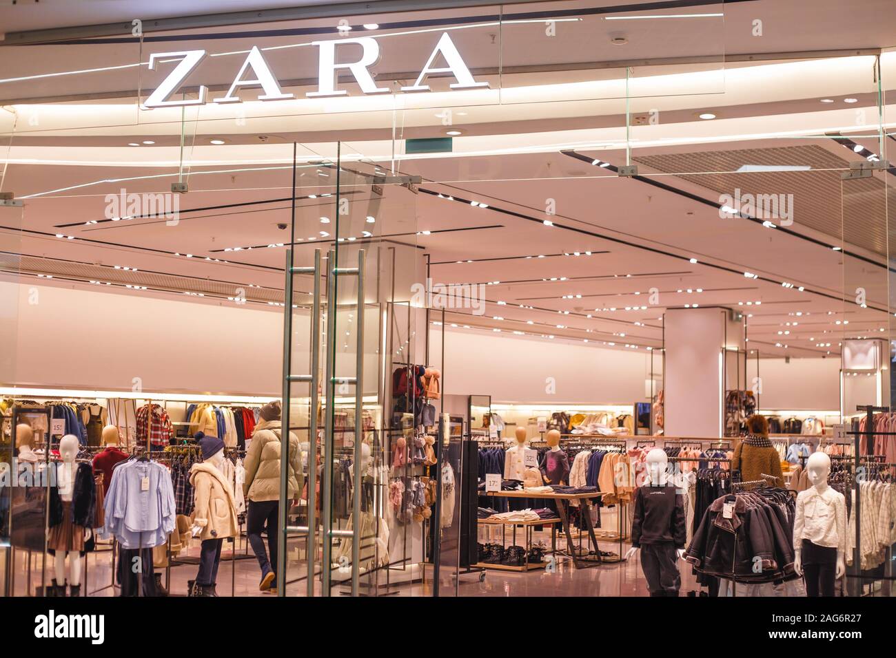 Minsk, Belarus - Décembre 16, 2019 enfants vêtements Zara shop enterance  Photo Stock - Alamy