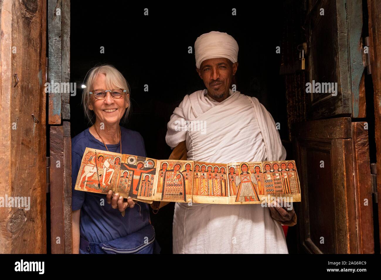 L'Éthiopie, l'Amhara, Lalibela, Mont Abouna Yosef, à l'intérieur, Asheton Maryam Monastère, montrant l'ancienne icône peinte à senior female tourist Banque D'Images