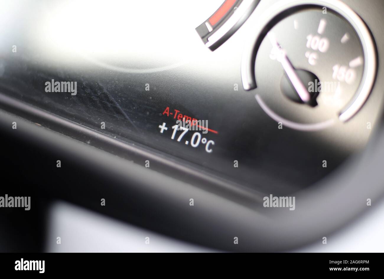Rieden, Allemagne. 25Th Dec 2019. L'affichage de la température d'une voiture indique une température extérieure de 17 degrés Celsius. Credit : Karl-Josef Opim/dpa/Alamy Live News Banque D'Images