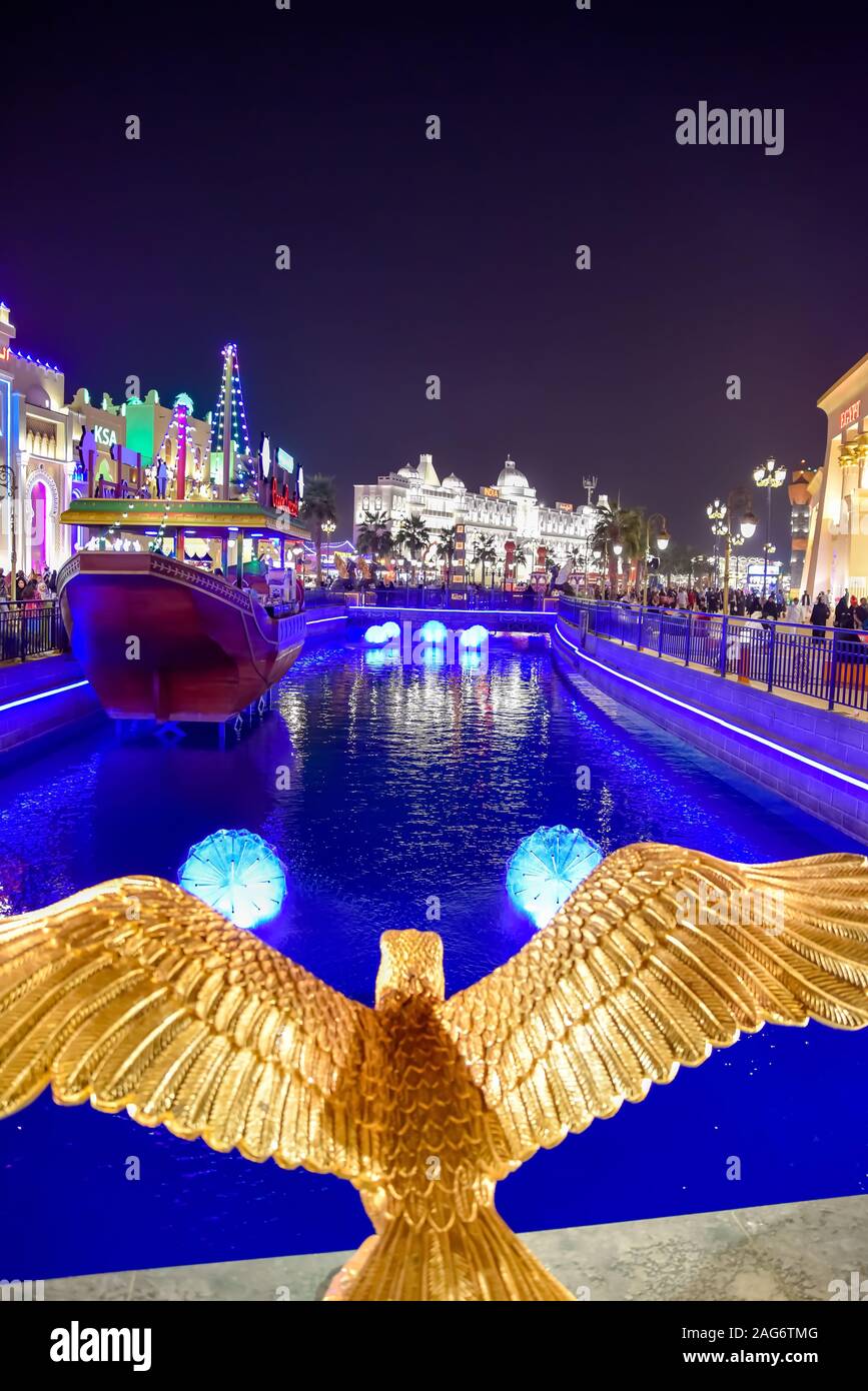 Village international de Dubaï, Dubaï, Émirats arabes unis, le 11 décembre 2019, le milieu piscine et vue de l'article Pays au Global Village Banque D'Images