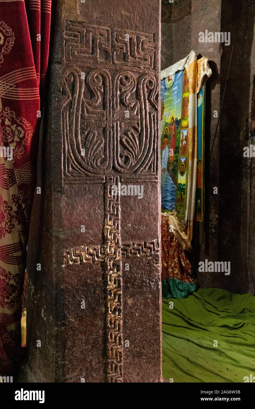L'Éthiopie, région d'Amhara, Lalibela, Maryam Pari intérieur Église, pilier en pierre avec design peint sculpté cruciforme Banque D'Images