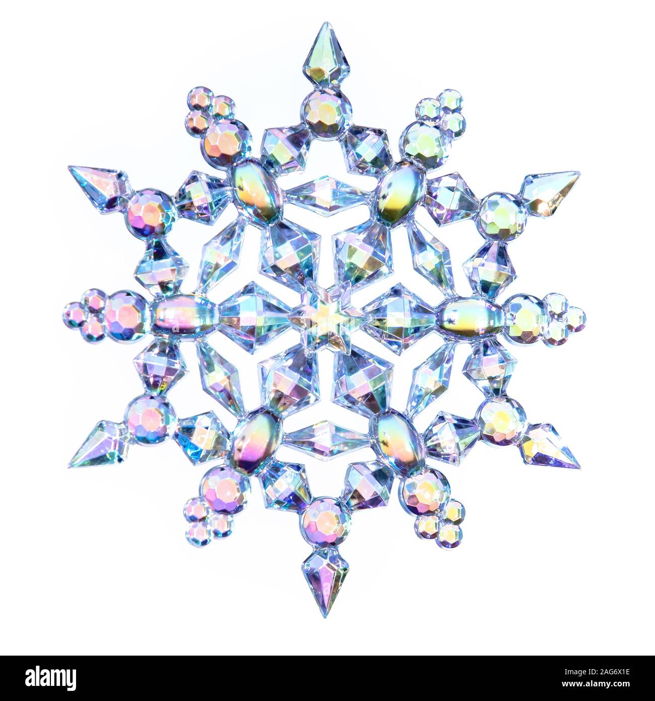 Flocon en verre transparent holographique isolé sur fond blanc. Concept de noël minimes. La composition carrée. Les médias sociaux modèle de poste. Banque D'Images