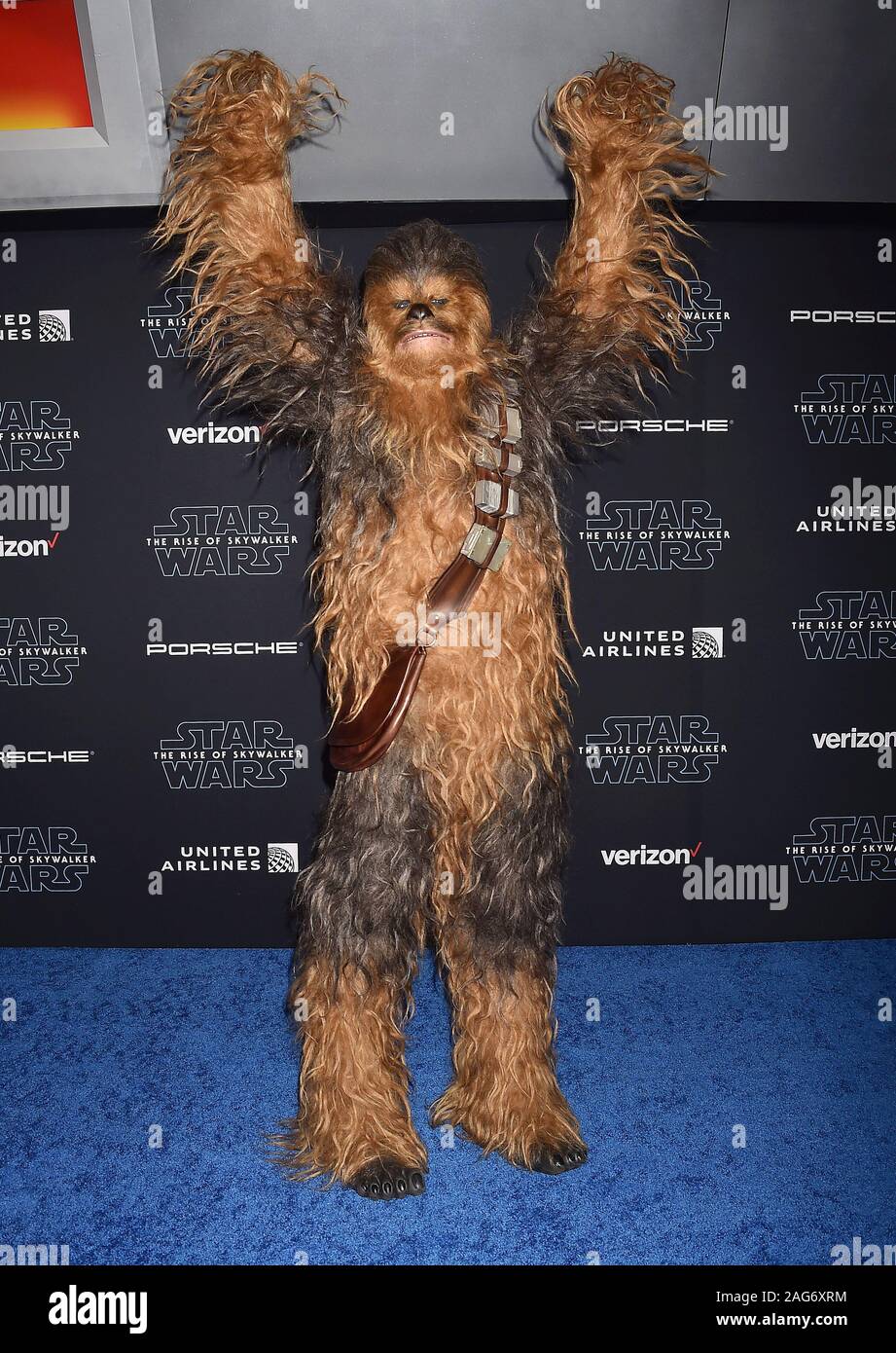 HOLLYWOOD, CA - le 16 décembre : Chewbacca assiste à la première de Disney's 'Star Wars : La montée de Skywalker' au El Capitan Theatre le 16 décembre 2019 à Hollywood, Californie. Banque D'Images