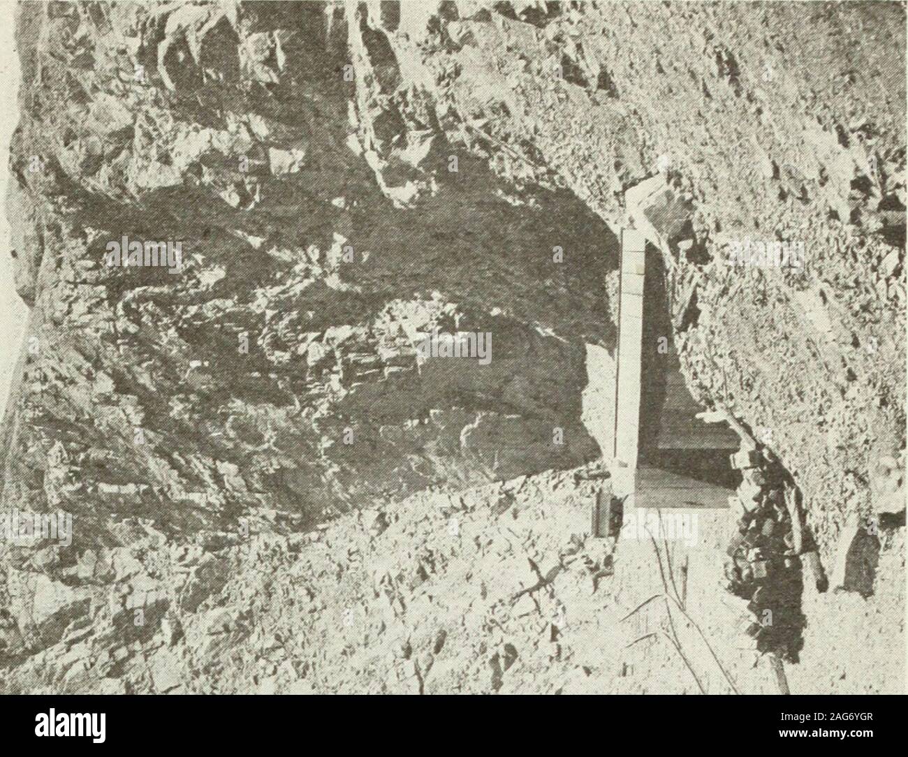 . Annexe aux Journaux du Sénat et l'Assemblée générale de la ... session de l'Assemblée législative de l'État de Californie. très importanceto une municipalité. San Diego est particulièrement favorisé dans le vaste domaine de l'intrusivefelsite qui est maintenant exploitée à Spring Valley et Sweetwater Dam,et, si nécessaire, pourrait être extrait d'autres points. Le gravier de la rivière Otay Valley et de Canyon Rose ainsi que d'otherareas autour de la Mesa est presque entièrement de felsite ou un autre vol-canic rocher de qualités semblables. Pierre, l'entreprise indépendante 713 American National Bank Building, Geo. Par L. Banque D'Images