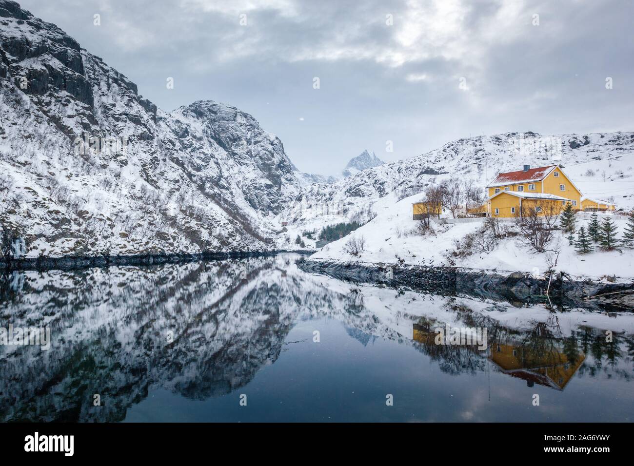 Rorbuer jaune maisons dans les îles Lofoten, dans le Nord de la Norvège. Paysage de neige Banque D'Images