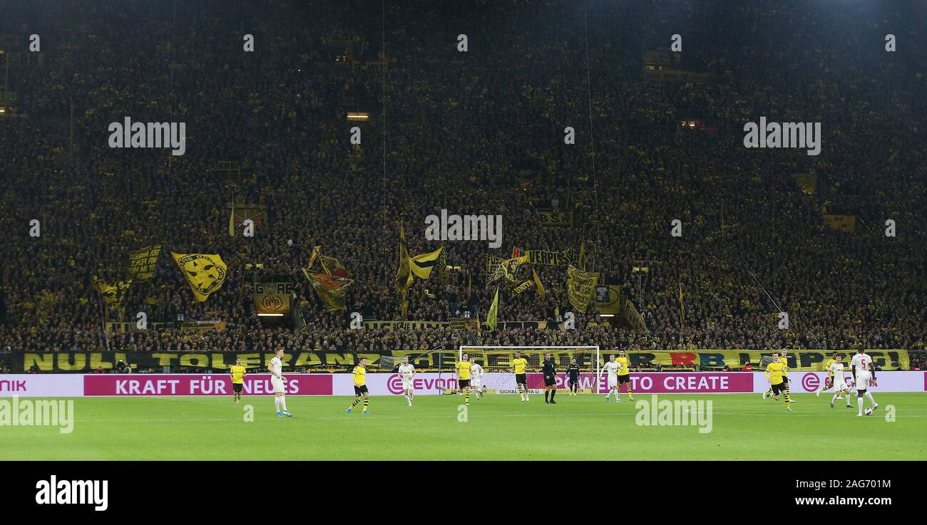 Dortmund, Allemagne. 25Th Dec 2019. firo : 17.12.2019, Football, 1.Bundesliga, la saison 2019/2020, BVB, Borussia Dortmund - Red Bull, RB Leipzig 3 : 3 BVB Fans avec versusuber Transparent Transparent, Null RB Leipzig | Conditions de crédit dans le monde entier : dpa/Alamy Live News Banque D'Images