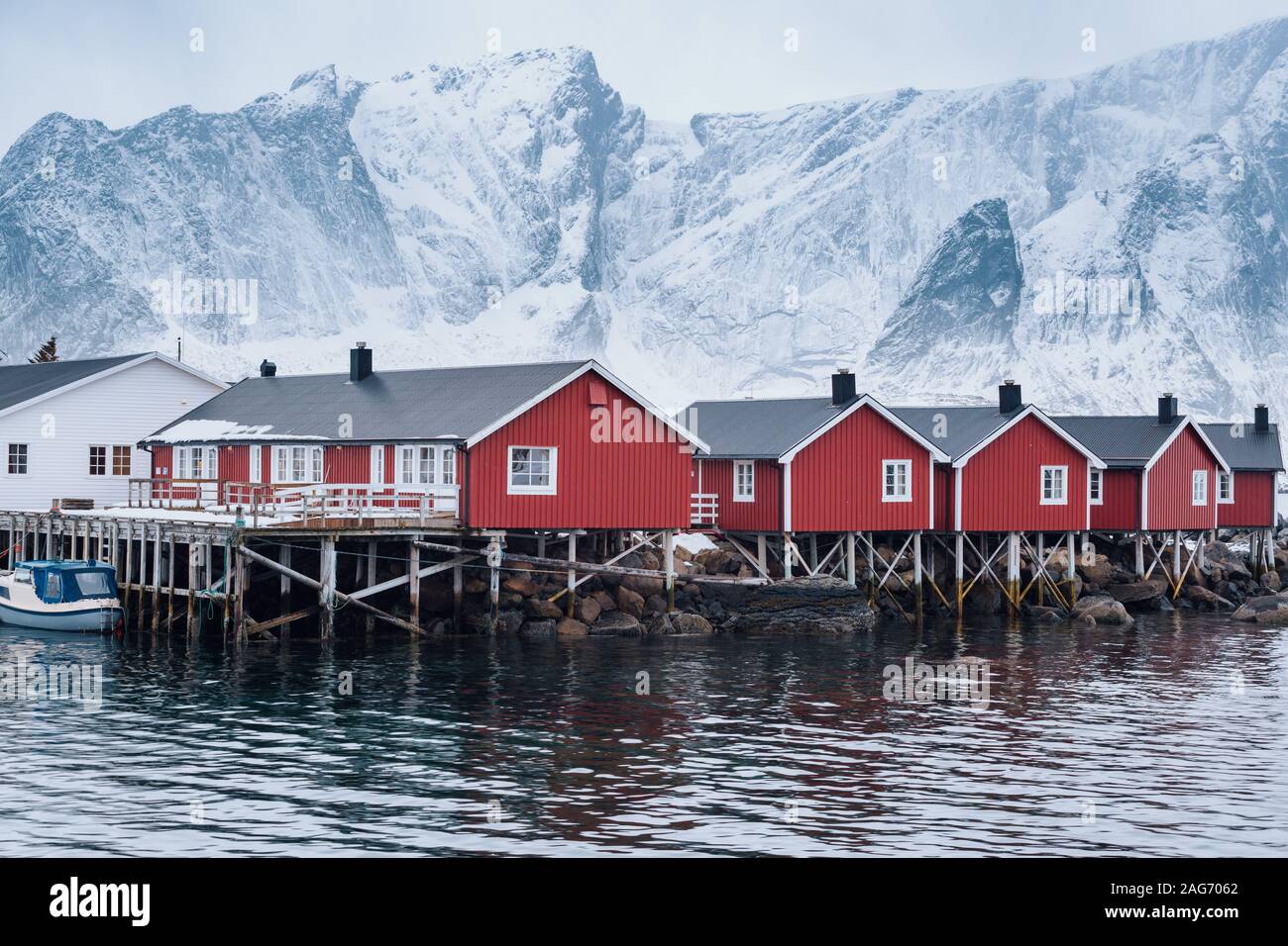 Rorbuer rouge maisons dans les îles Lofoten, dans le Nord de la Norvège. Paysage de neige Banque D'Images