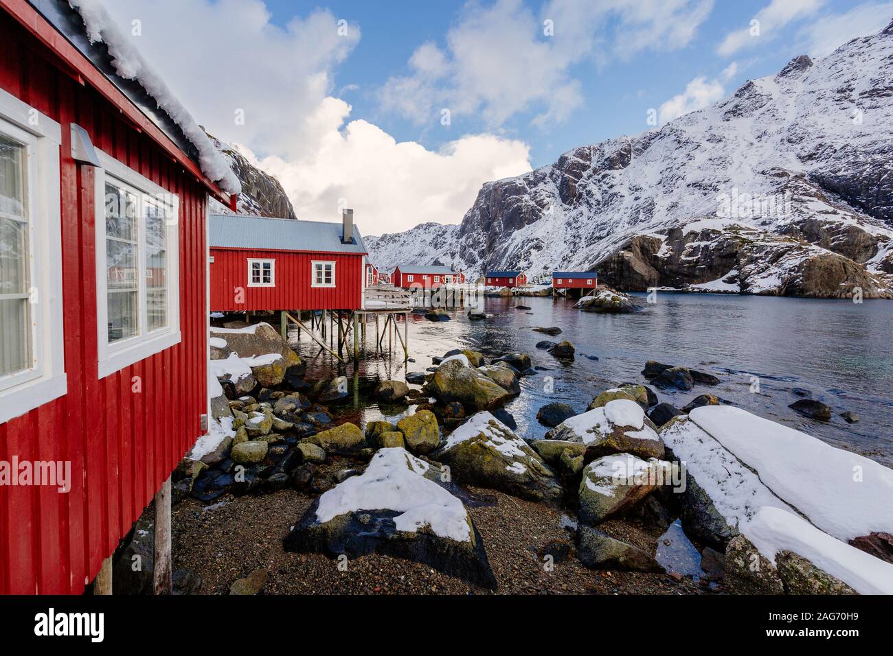 Rorbuer rouge maisons dans les îles Lofoten, dans le Nord de la Norvège. Paysage de neige Banque D'Images