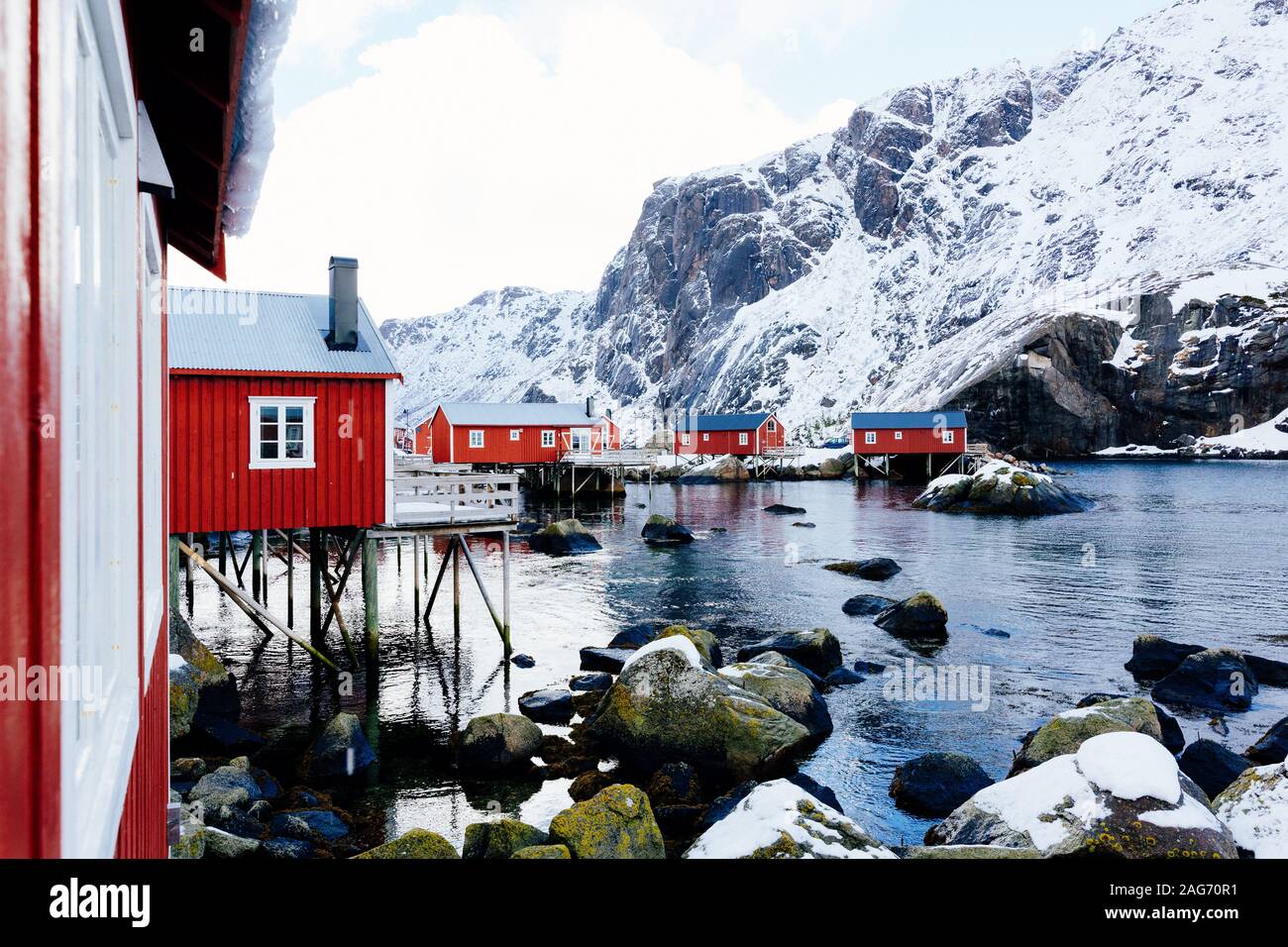 Rorbuer rouge maisons dans les îles Lofoten, dans le Nord de la Norvège. Paysage de neige Banque D'Images