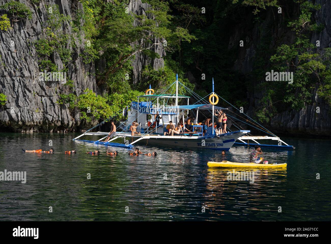 Day trippers à bord d'un bateau outrigger traditionnels utilisés sur Island Hopping,tours,Philippines Coron Banque D'Images