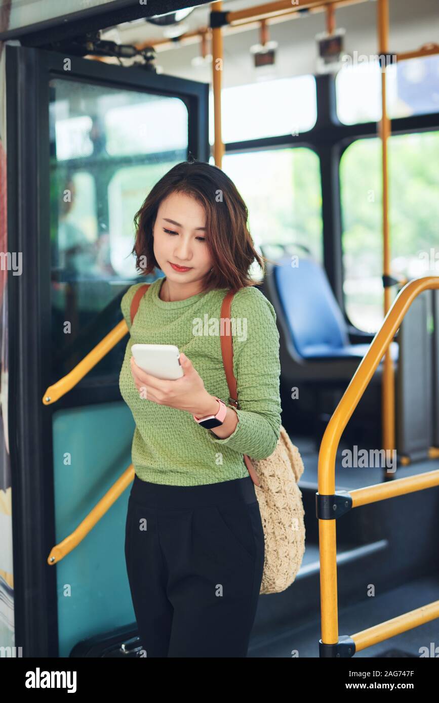 Asian woman traveler va descendre de l'autobus à la borne Banque D'Images