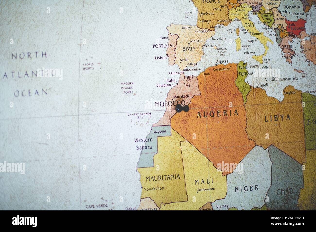 Gros plan sur une broche noire sur le pays du Maroc la carte Banque D'Images