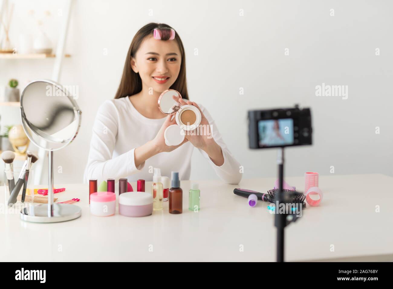 Asian woman beauty blogger/enseignement pour vlogger composent cosmetic Banque D'Images