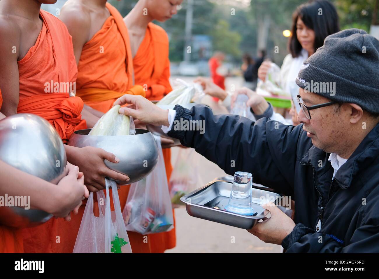 Chiang Mai, Thaïlande - 12 décembre 2019 : l'aumône de nourriture pour le moine bouddhiste au Sri Wichai statuette à Chiang Mai, Thaïlande, le 12 décembre 2019. Banque D'Images