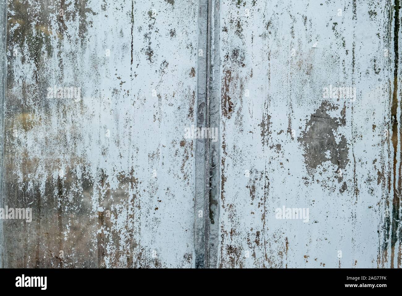 Vieille peinture blanche décollait glass overlay Banque D'Images